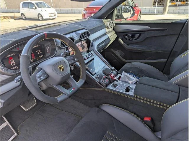 Lamborghini URUS 8