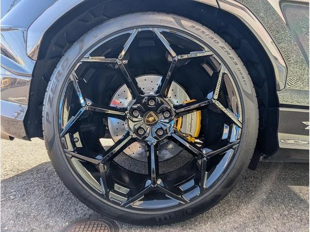 Lamborghini URUS 39