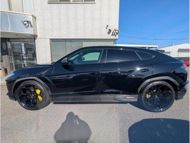 Lamborghini URUS 3