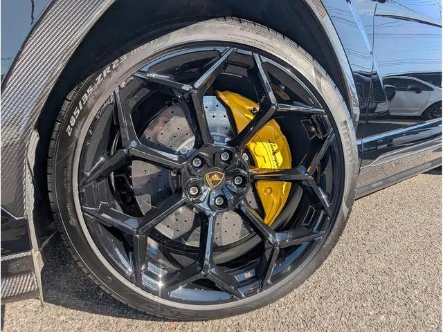 Lamborghini URUS 38