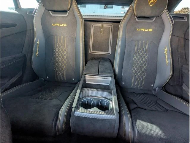 Lamborghini URUS 35