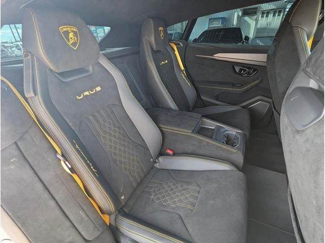 Lamborghini URUS 12
