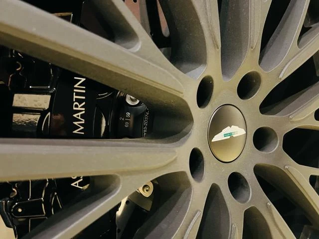 Aston Martin DBX 707 27