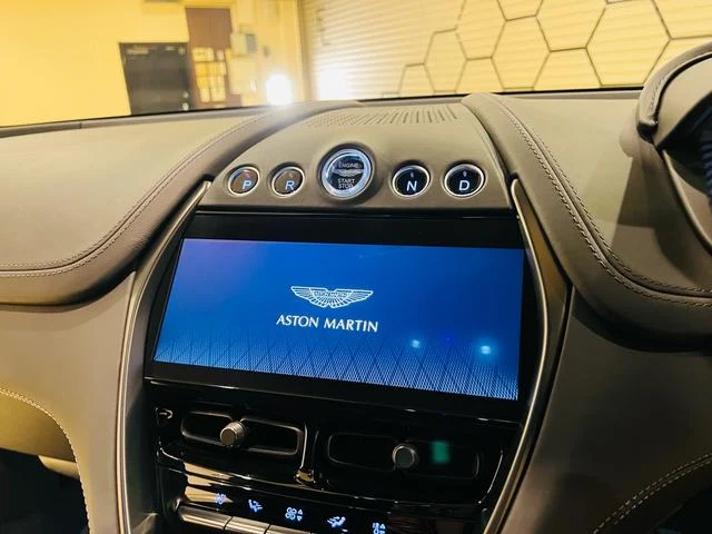 Aston Martin DBX 707 38