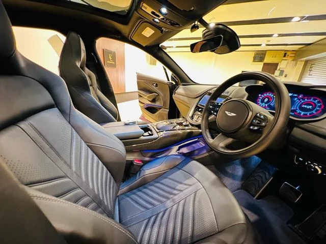 Aston Martin DBX 707 39