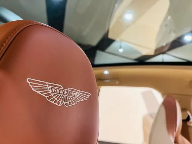 Aston Martin DBX 707 36