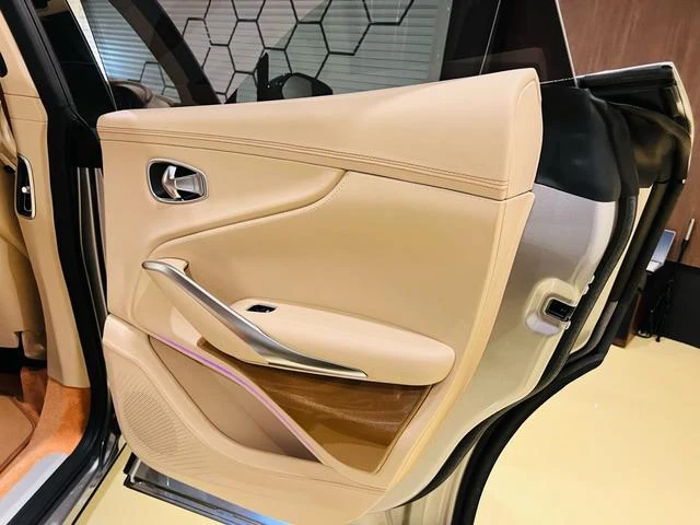 Aston Martin DBX 707 49