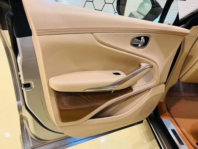 Aston Martin DBX 707 59