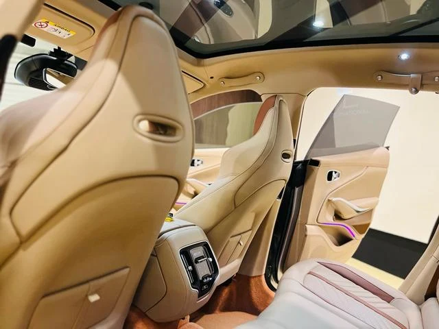 Aston Martin DBX 707 57