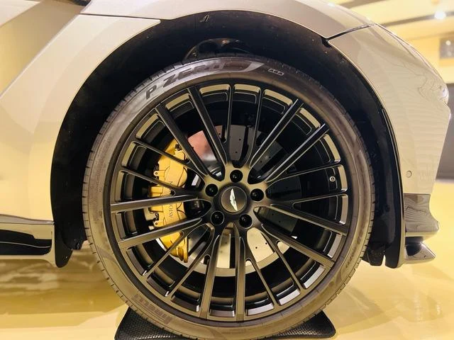 Aston Martin DBX 707 24