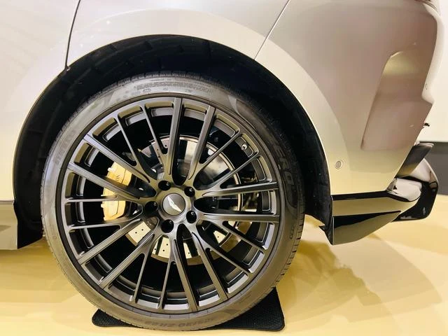 Aston Martin DBX 707 28
