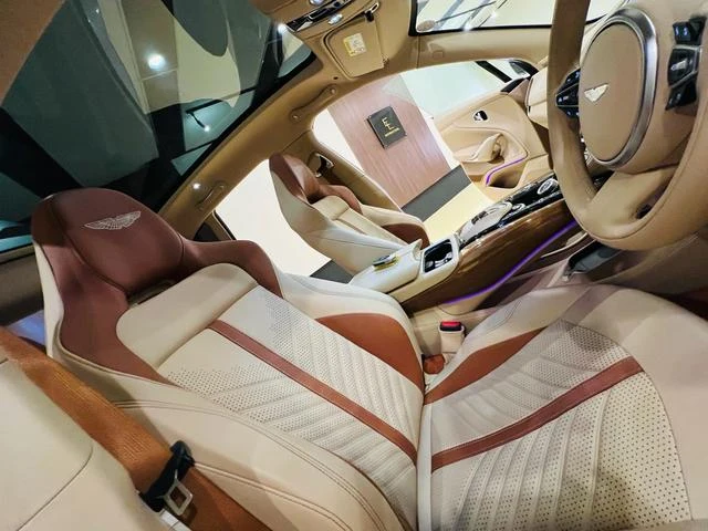 Aston Martin DBX 707 35