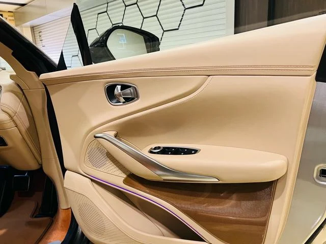 Aston Martin DBX 707 38