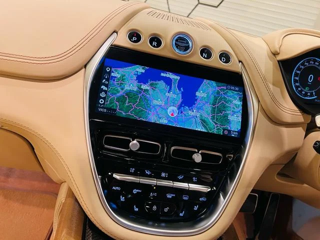Aston Martin DBX 707 43