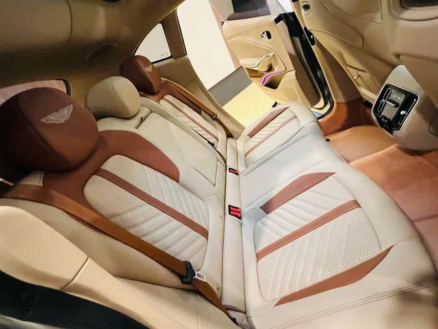 Aston Martin DBX 707 52