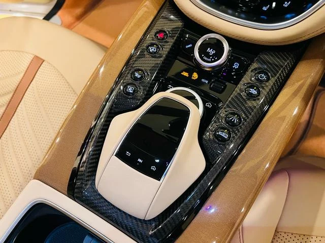 Aston Martin DBX 707 44