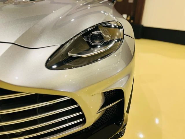Aston Martin DBX 707 32
