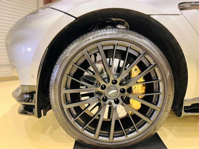 Aston Martin DBX 707 29