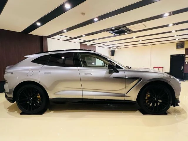 Aston Martin DBX 707 8