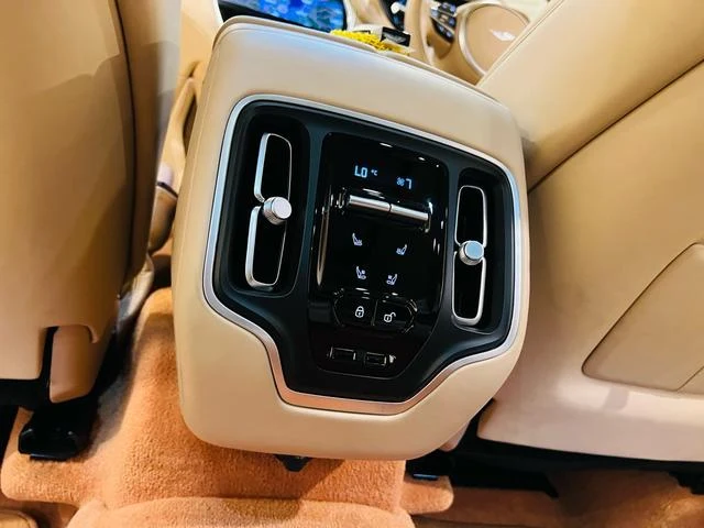 Aston Martin DBX 707 51