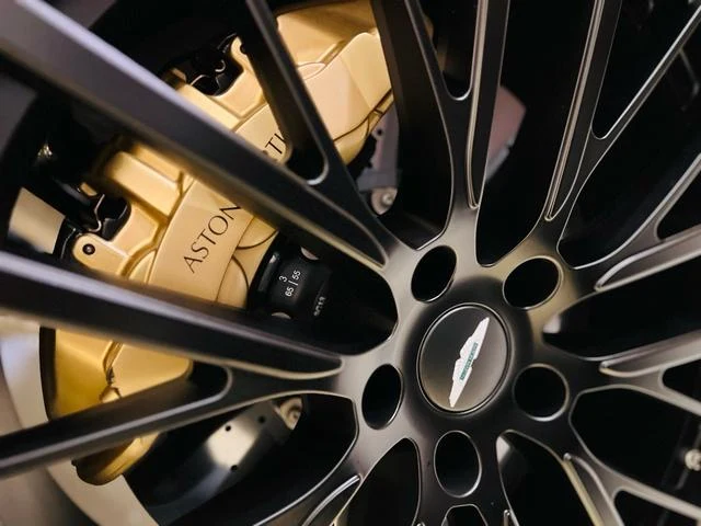 Aston Martin DBX 707 25