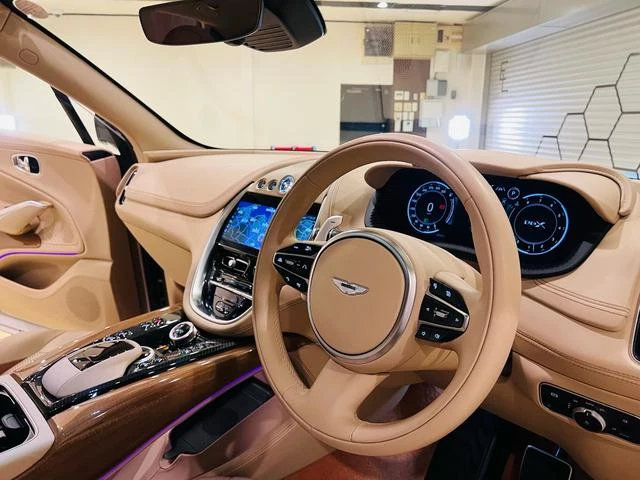Aston Martin DBX 707 37
