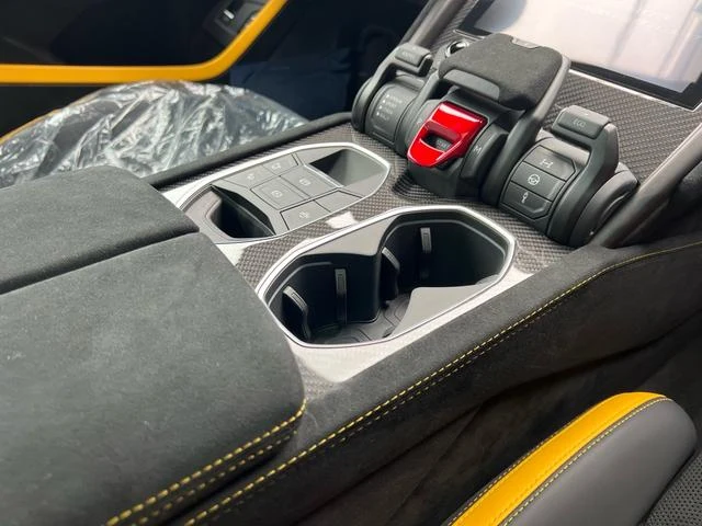 Lamborghini URUS 63