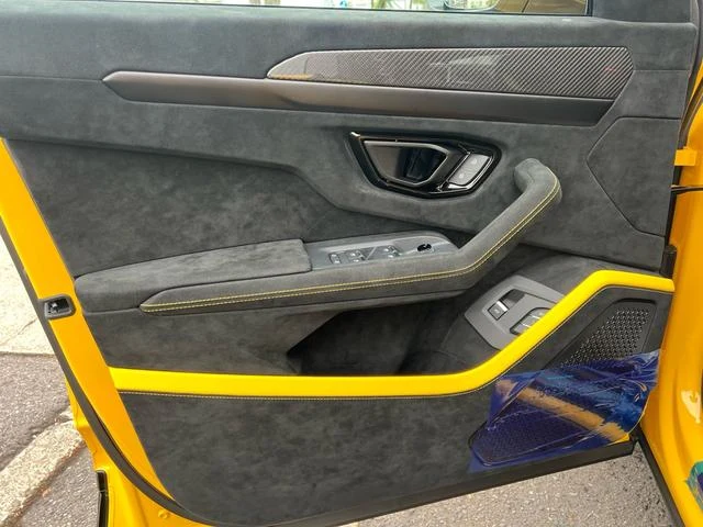 Lamborghini URUS 36