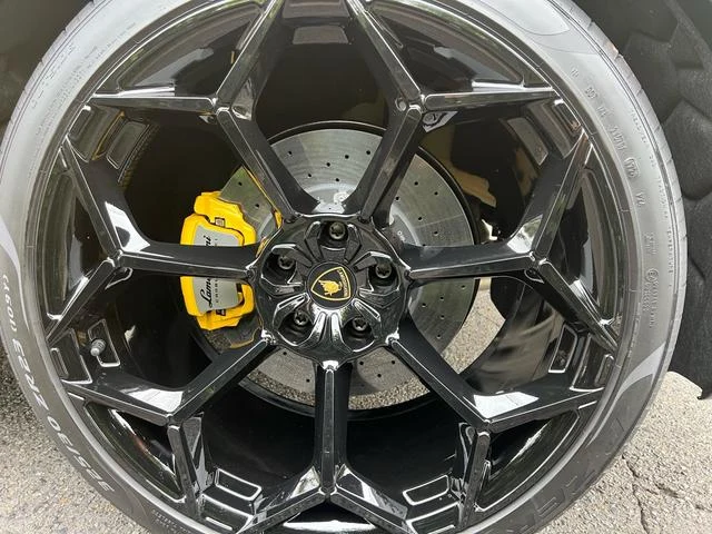Lamborghini URUS 35