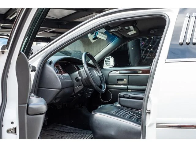 Lincoln LIMOUSINE 9
