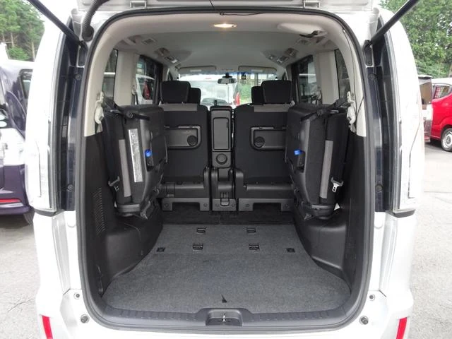 Nissan SERENA 21