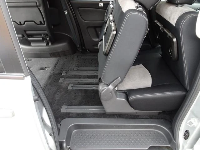 Nissan SERENA 23