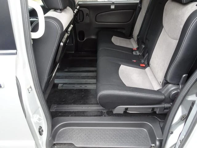Nissan SERENA 17
