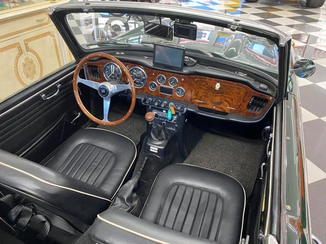 Triumph TR-4 6