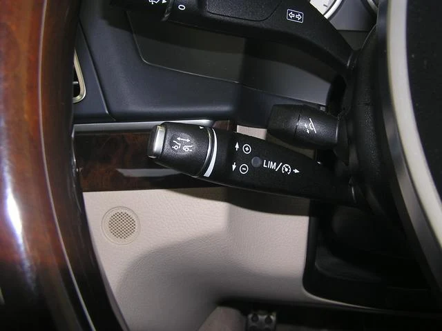 MERCEDES BENZ E-CLASS 52