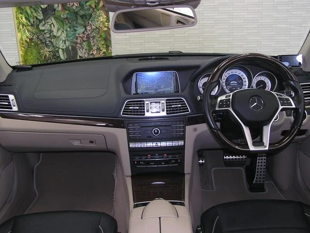 MERCEDES BENZ E-CLASS 8