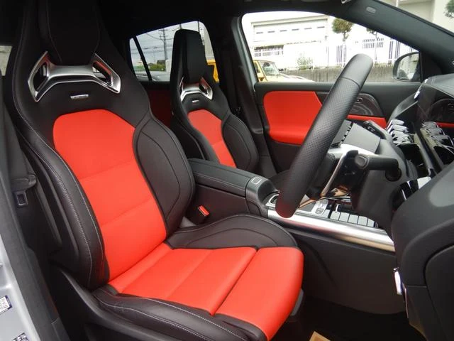 MERCEDES AMG GLA-CLASS 9