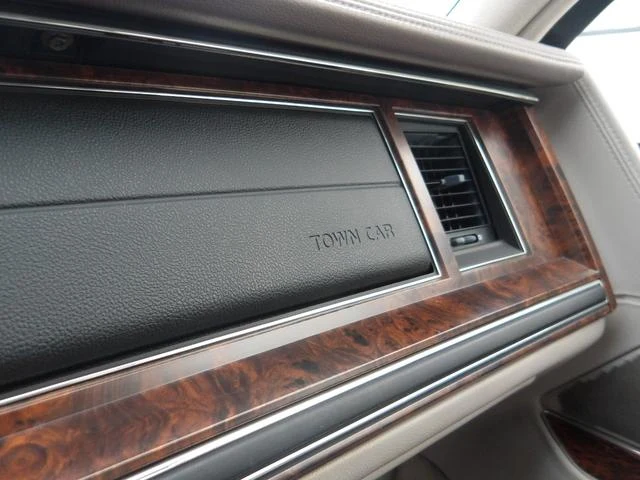 Lincoln TOWNCAR 25