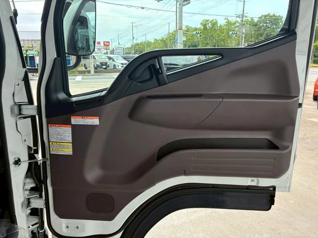 Mitsubishi Fuso CANTER 29