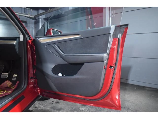 Tesla MODEL 16