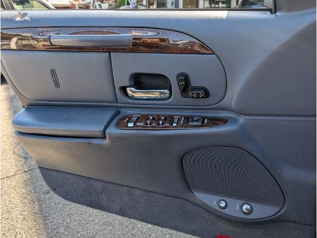 Lincoln TOWNCAR 7