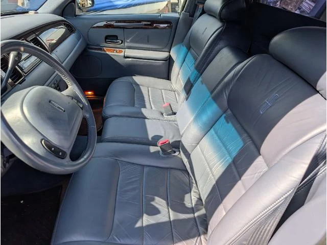 Lincoln TOWNCAR 8