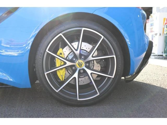 Lotus EMIRA 8
