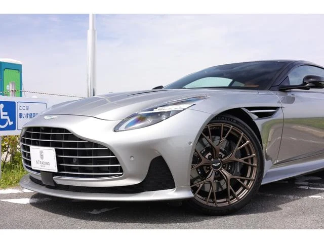 Aston Martin DB12 27