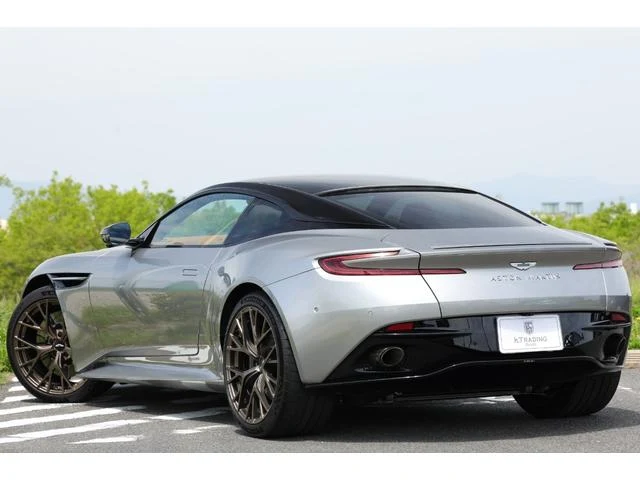 Aston Martin DB12 40