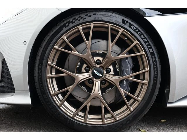 Aston Martin DB12 48
