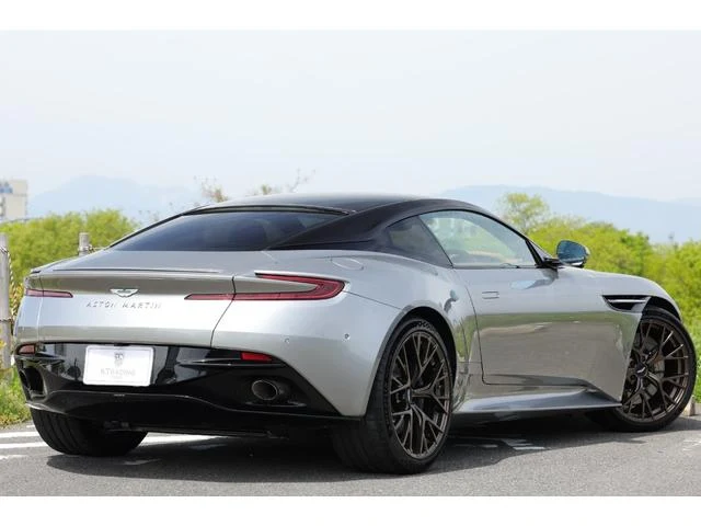 Aston Martin DB12 35