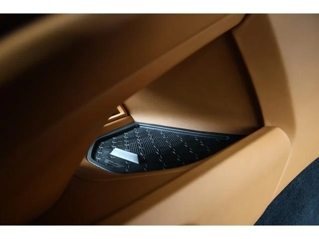 Aston Martin DB12 16