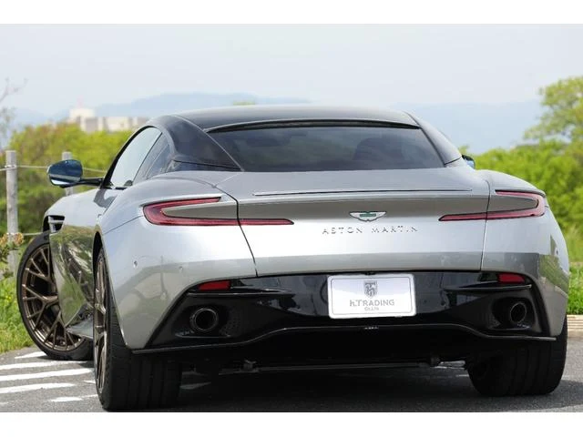 Aston Martin DB12 2
