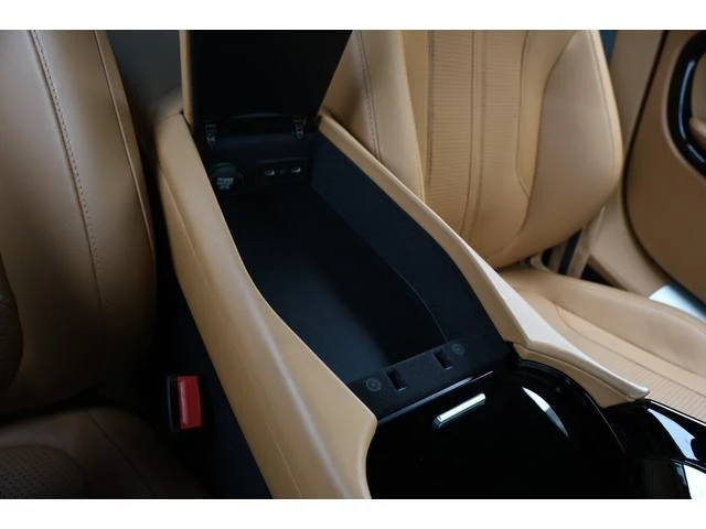 Aston Martin DB12 74